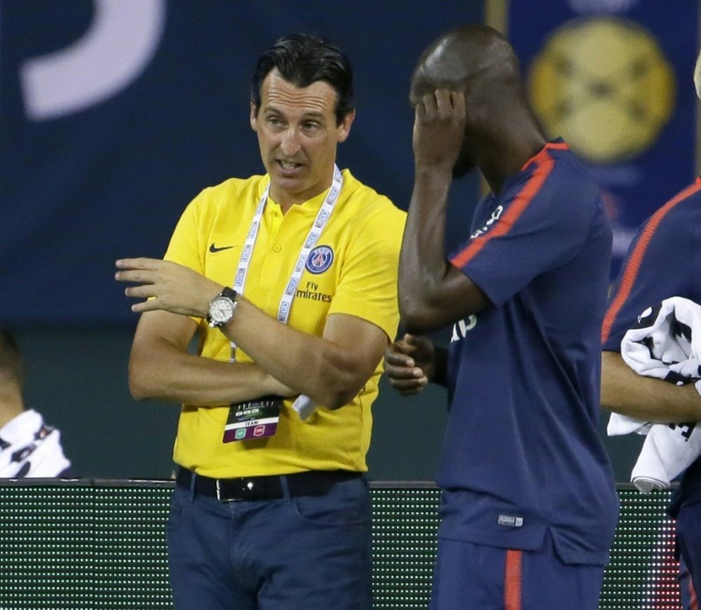 L'entraîneur parisien Unai Emery en plein échange avec son adjoint Zoumana Camara. AFP