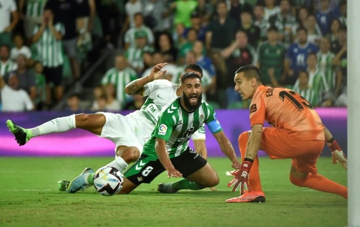 Fekir asiste a Borja Iglesias en la jugada del 1-0, tras robar la cartera a Roco y aguantar sus agarrones luego.