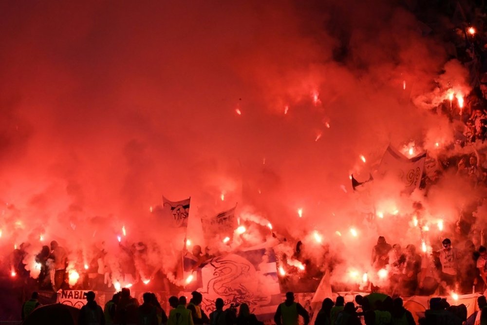 Supporters utilisant des fumigènes lors de la finale de l'Europa League. AFP