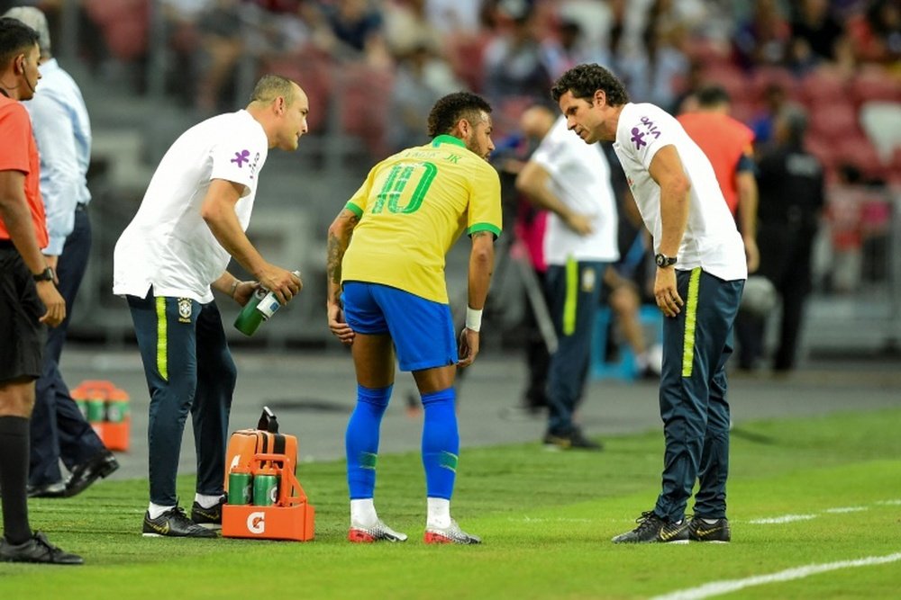 Na França ironizam a lesão de Neymar. AFP