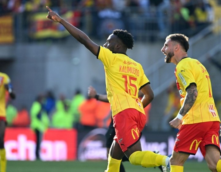 Arnaud Kalimunedo anotó el segundo gol de Lens. AFP
