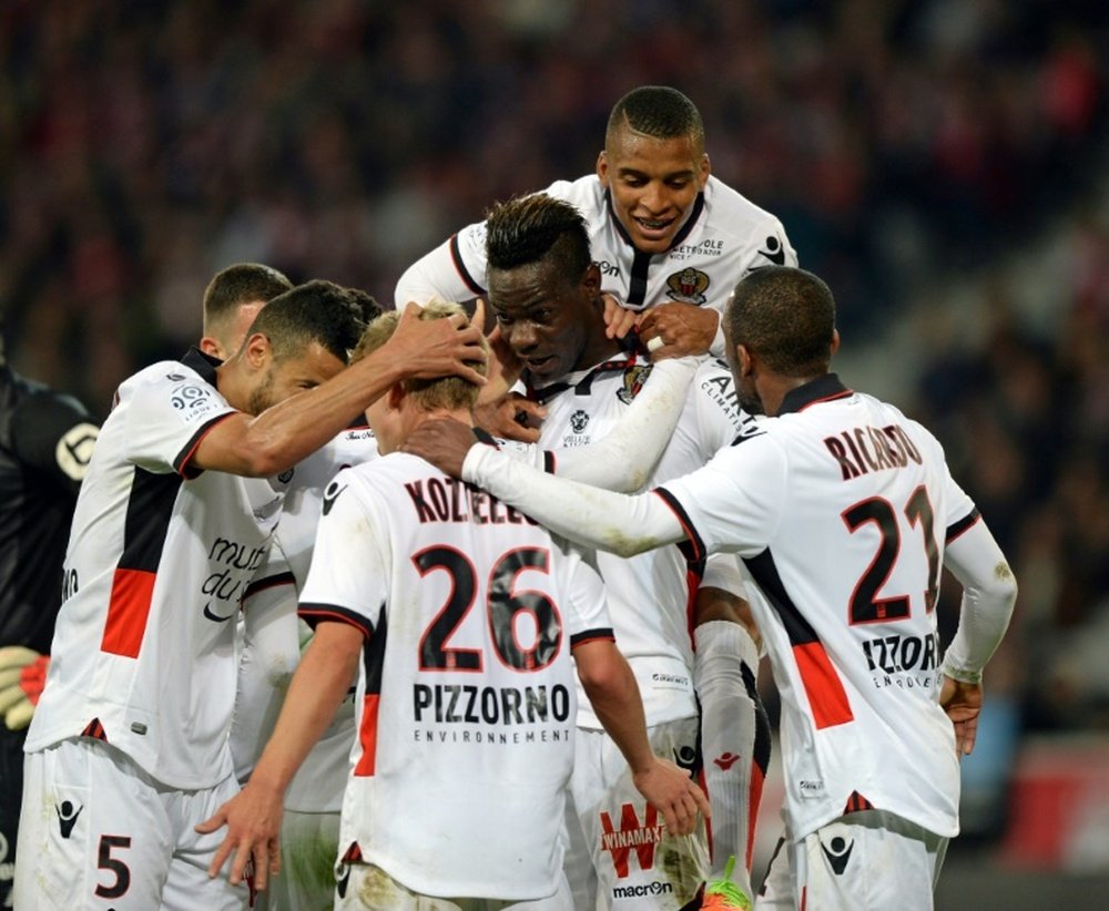 Les joueurs de Nice congratulent Mario Balotelli, double buteur face à Lille, le 7 avril 2017. AFP