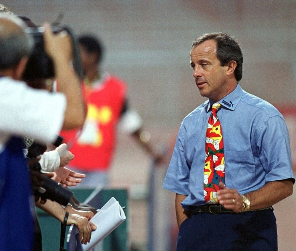L'entraîneur Pierre Lechantre avec l'équipe du Cameroun, le 10 février 2000 à Accra. AFP