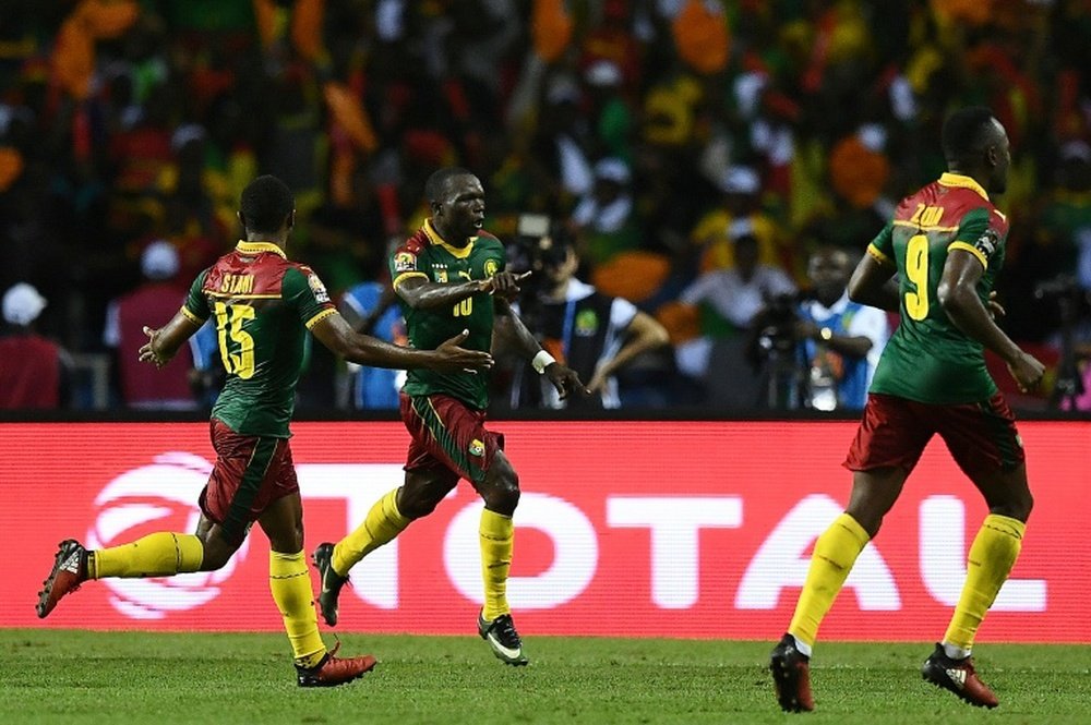 Vincent Aboubakar (c) fête son but pour le Cameroun contre lEgypte en finale de la CAN. AFP
