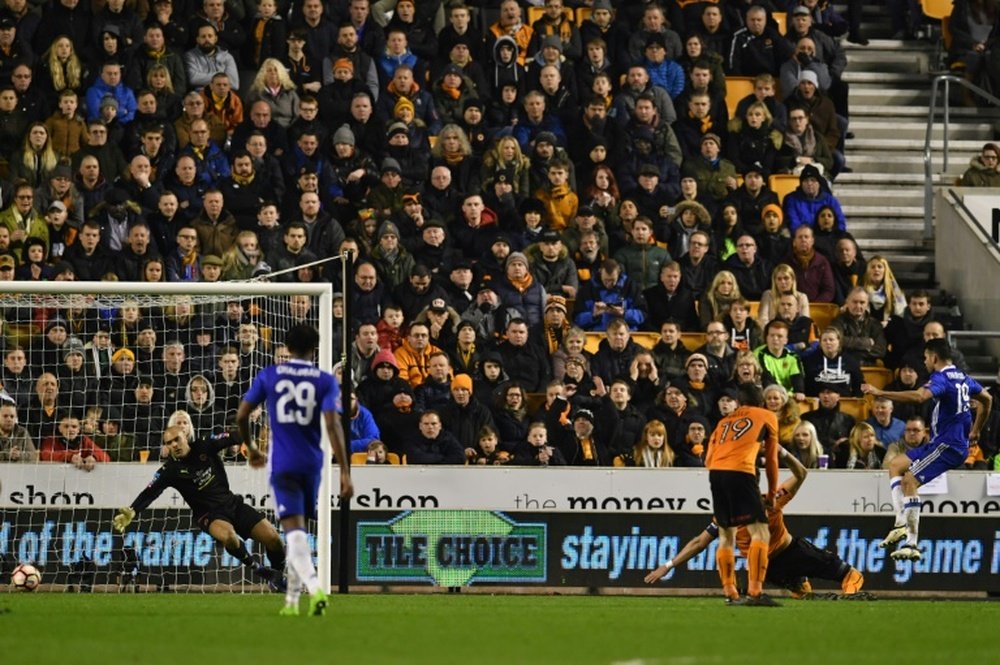 Le gardien de Wolverhampton Ikeme tente d'arrêter un tir en Coupe d'Angleterre face à Chelsea. AFP