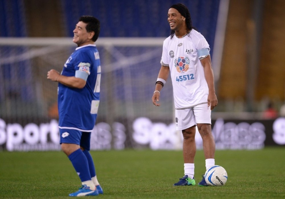 Maradona comete uma gafe com Ronaldinho. AFP