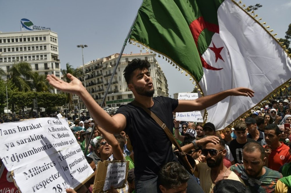 La política marca la final en Argelia. AFP