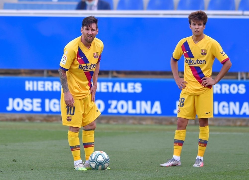 Riqui Puig cuajó un fenomenal encuentro ante el Alavés. AFP