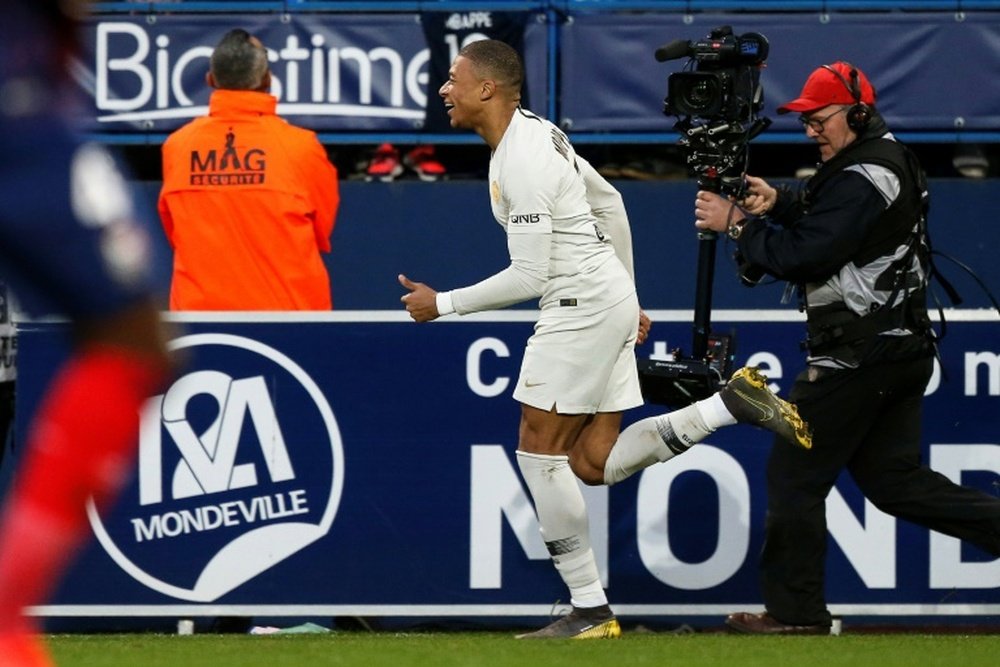Mbappé celebra un gol en el campo del Caen, club que va a comprar. AFP