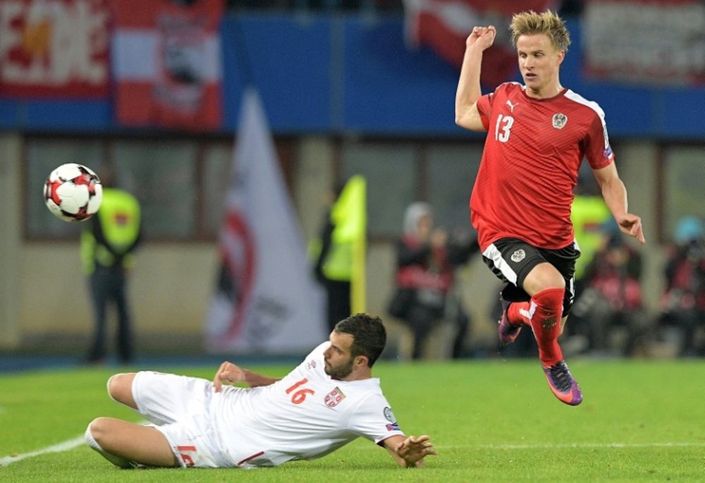 Le défenseur autrichien Moritz Bauer contre la Serbie de Luka Milivojevic à Vienne. AFP