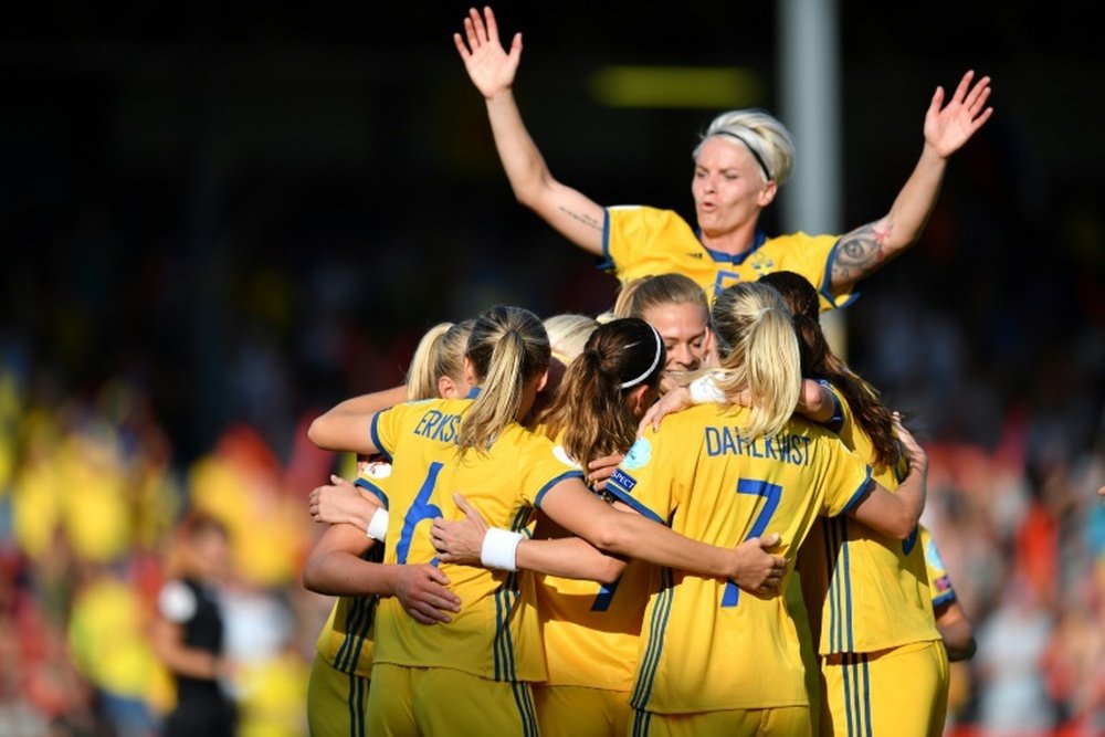 Les Suédoises se congratulent après le 2e but inscrit par Stina Blackstenius face à la Russie. AFP