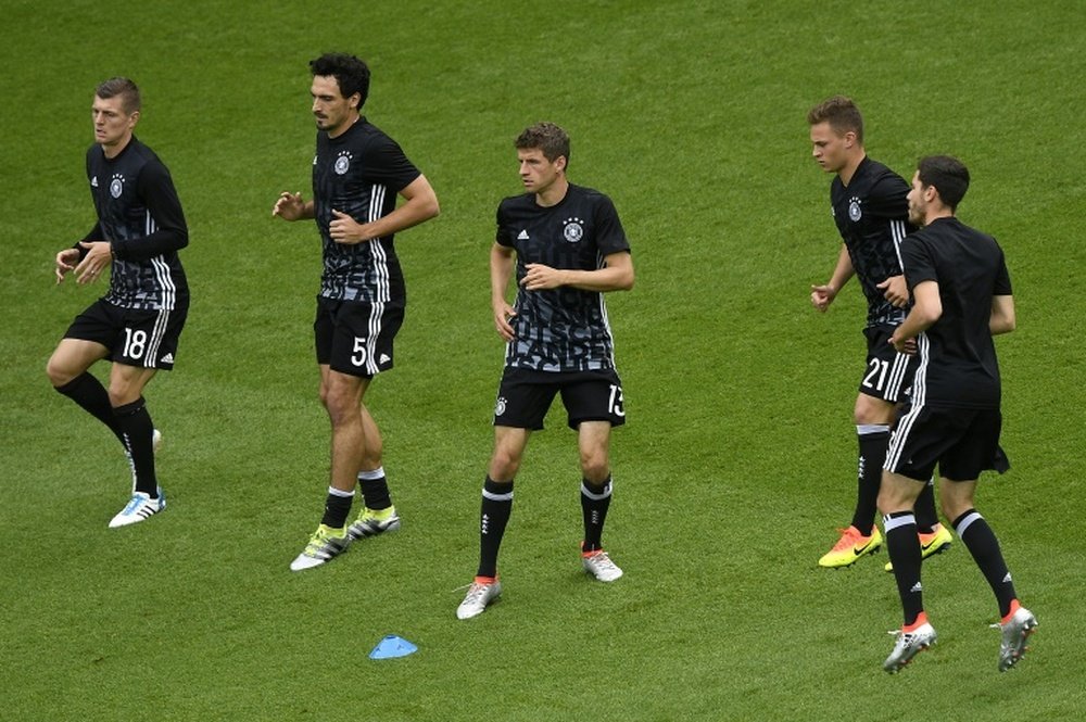 Les joueurs allemands à l'échauffement, le 21 juin 2016 au Parc des Princes. AFP