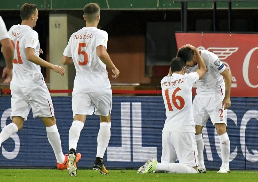 Le Serbe Luka Milivojevic est congratulé par ses équipiers après un but face à l'Autriche. AFP