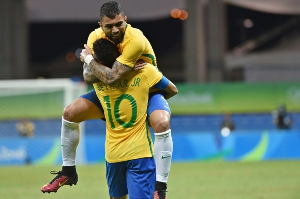 Le Brésilien Gabigol fête lun de ses deux buts avec son coéquipier Neymar lors du match contre le Danemark, le 10 août 2016 à Salvador