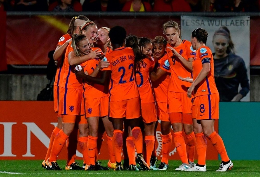 Les Néerlandaises se congratulent après un but contre la Belgique lors de l'Euro. AFP