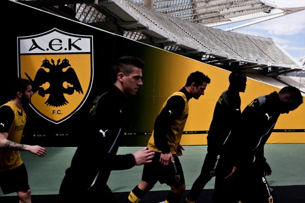 Lentrée des joueurs de lAEK sur la pelouse avant un match de championnat grec, le 4 avril 2015 à Athènes