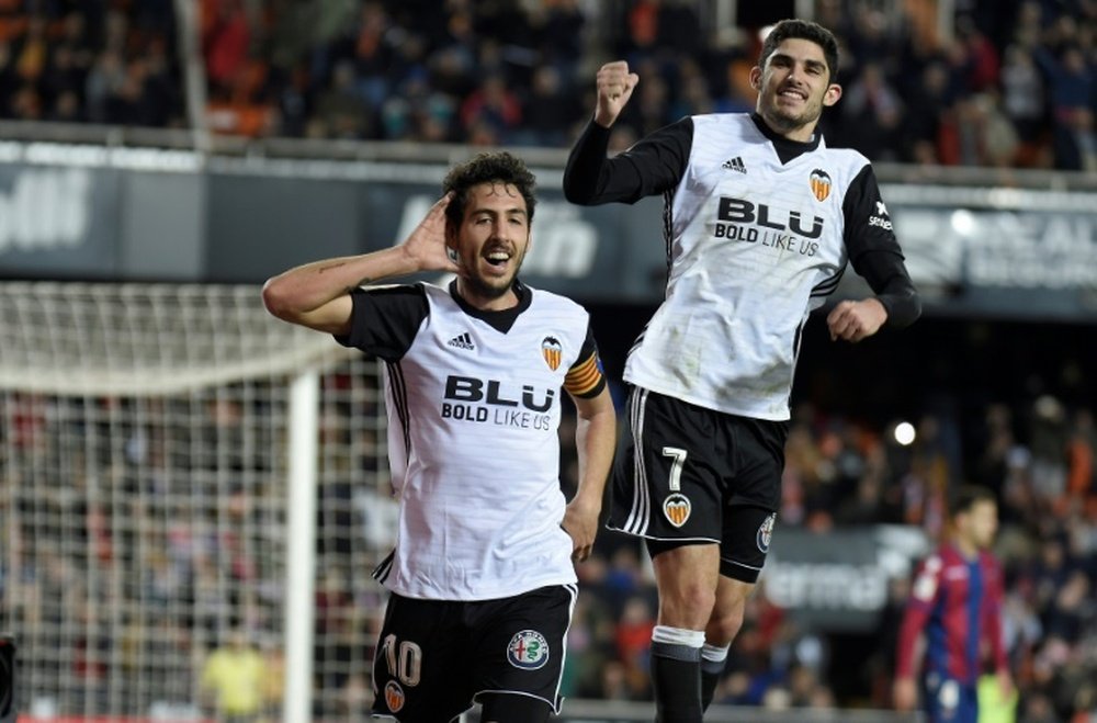 Dani Parejo fête, avec Gonçalo Guedes, son but face à Levante au stade Mestalla. AFP