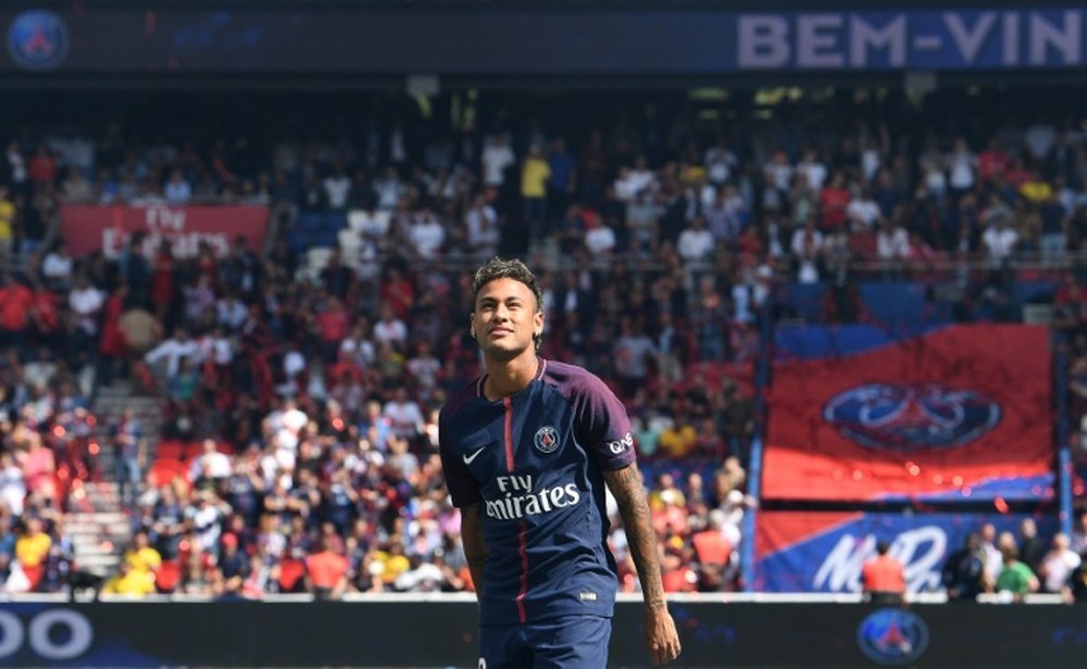La nouvelle recrue parisienne Neymar Jr lors de sa présentation officielle au Parc des Princes. AFP