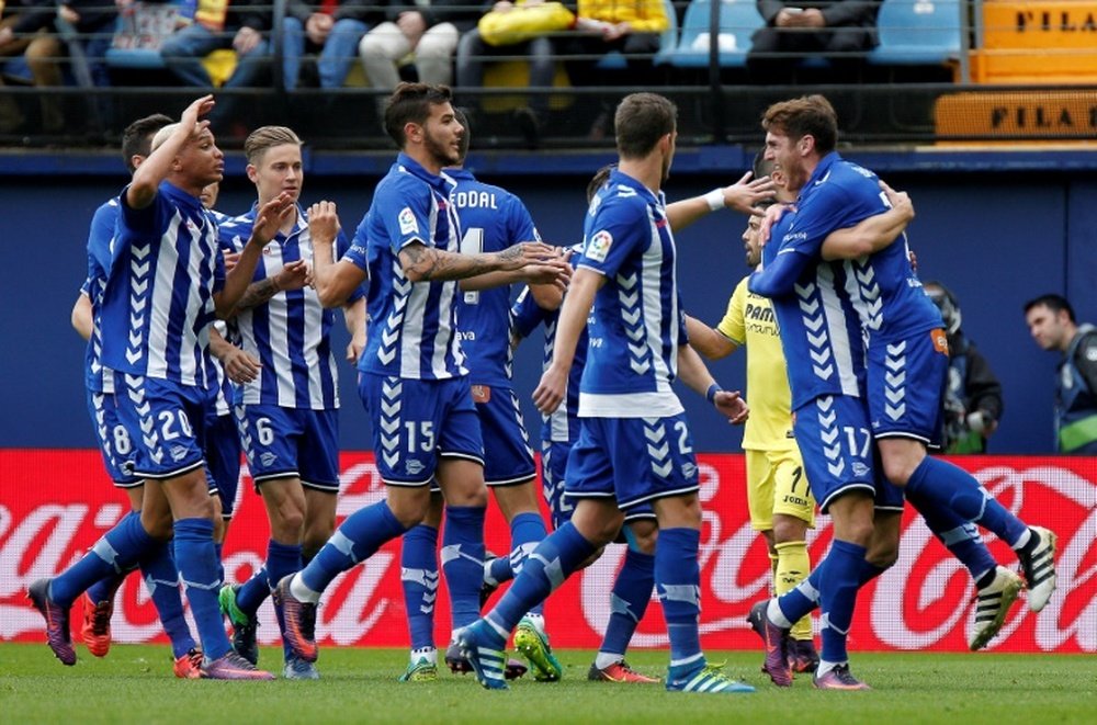 Les joueurs d'Alavès se congratulent après un but contre Villarreal, le 27 novembre 2016. AFP