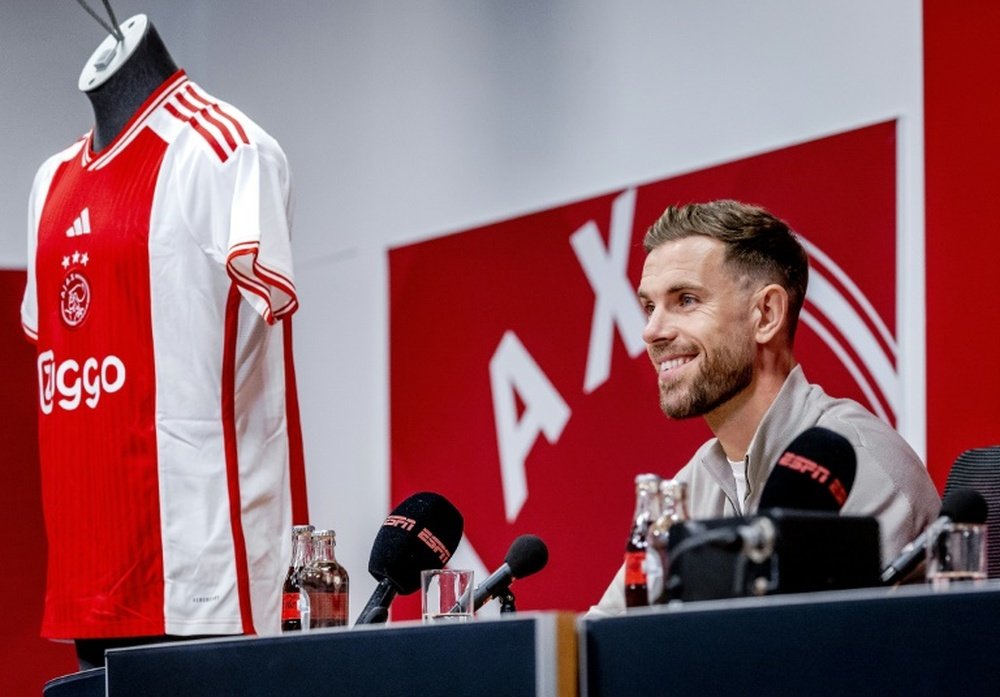 Henderson é apresentado no Ajax. AFP