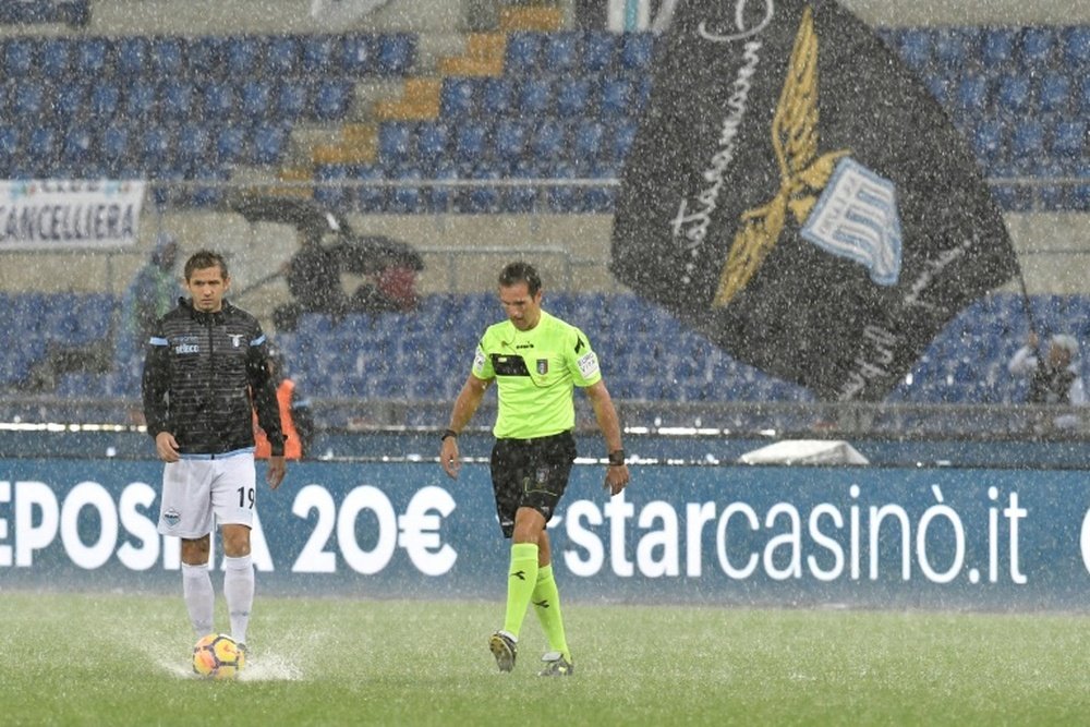 L'arbitre de Lazio-Udinese Luca Banti sur le pelouse détrempée du Stade Olympique. AFP