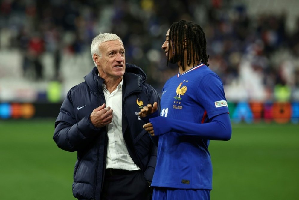 Le sélectioneur des 'Bleus' Didier Deschamps avec le milieu de terrain Michael Olise. AFP