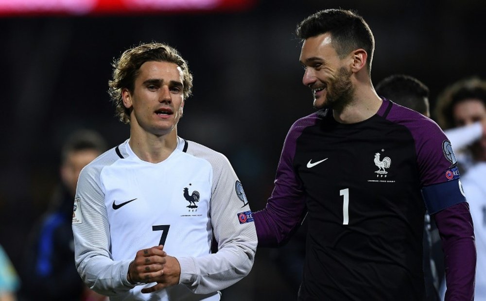 L'attaquant français Antoine Griezmann et le gardien de but de l'équipe de France, Hugo Lloris. AFP