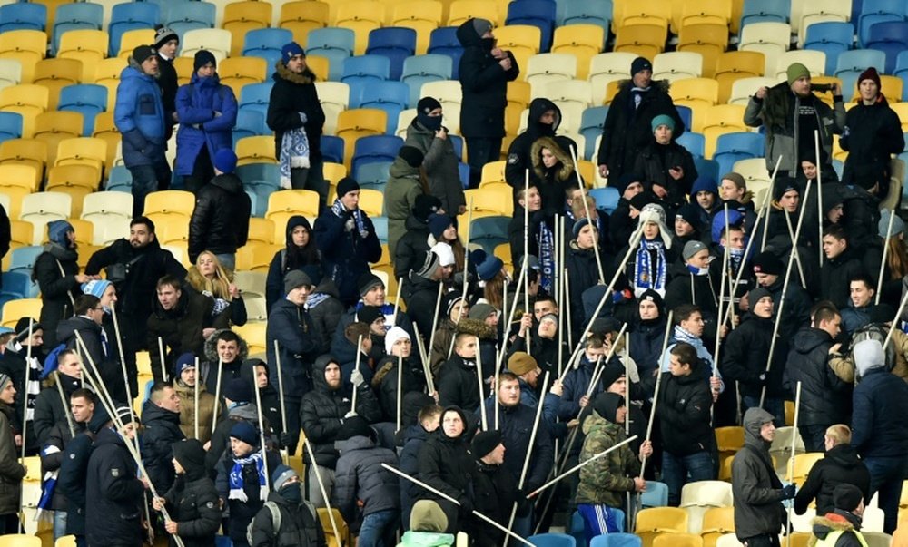 Les supporters du Dynamo Kiev tentent den découdre avec ceux du Besiktas en match de Ligue des champion, le 6 décembre 2016 en Ukraine
