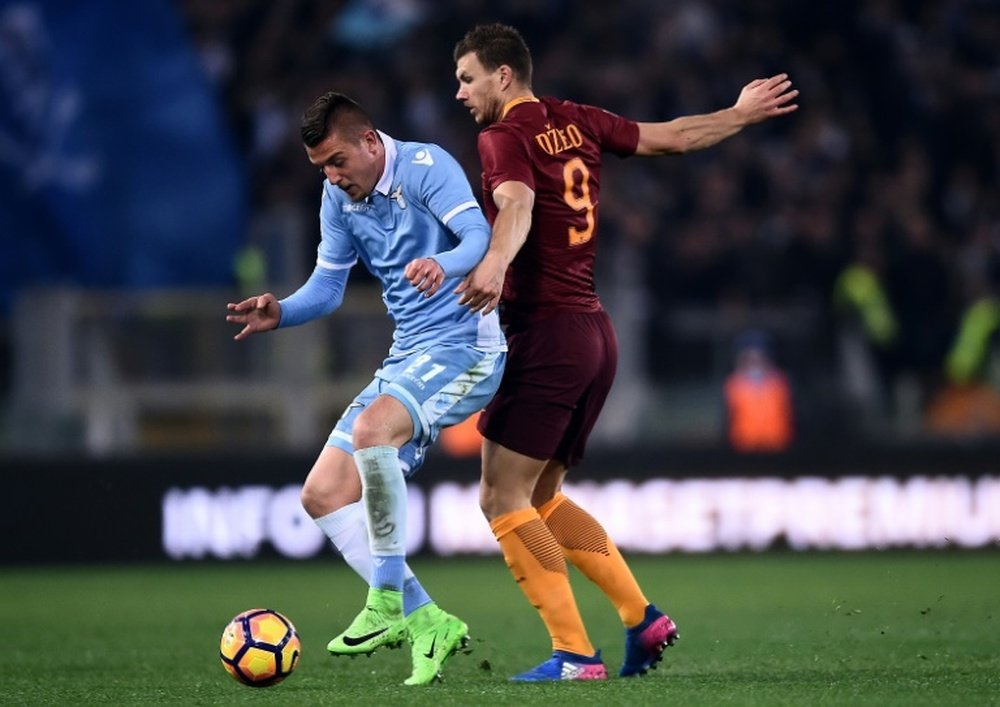 Duel entre le défenseur de la Lazio Stefan de Vrij et l'attaquant bosnien de la Roma Edin Dzeko. AFP