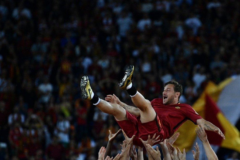 La légende de lAS Rome Francesco Totti porté en triomphe par ses coéquipiers