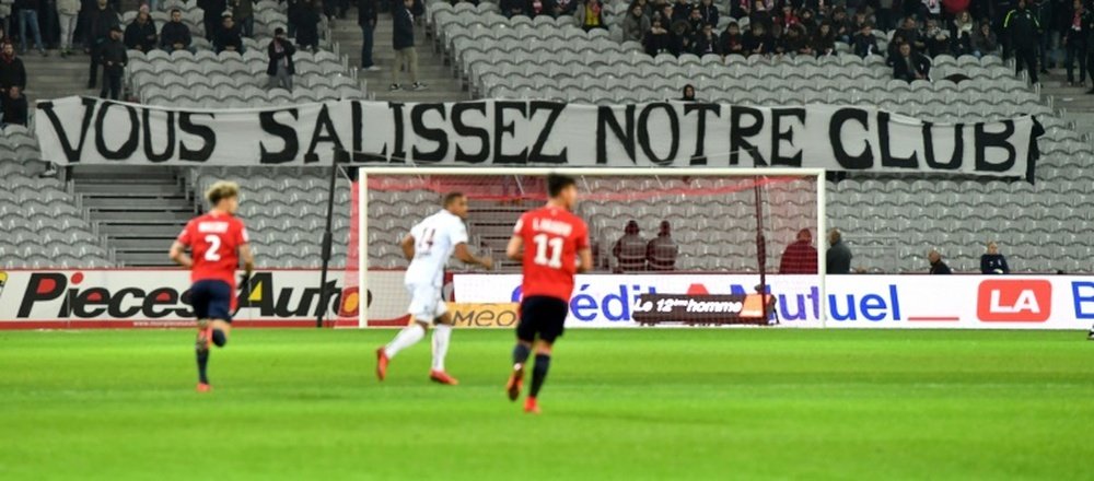 Les supporters de Lille déploient une banderole de mécontentement lors du match contre Nice. AFP