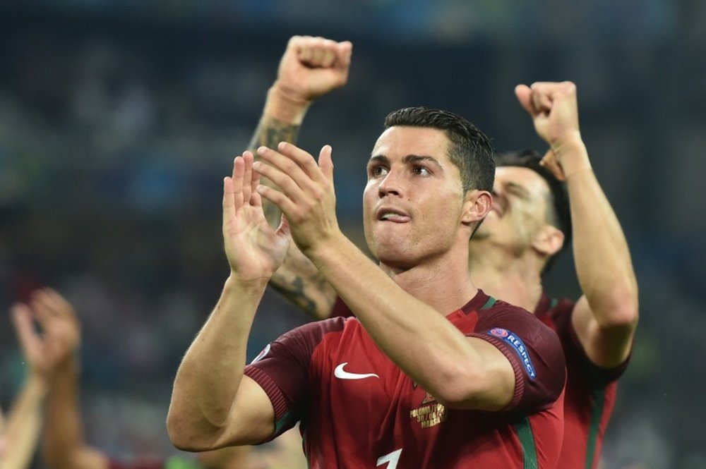 Lattaquant Cristiano Ronaldo applaudit les supporteurs après la victoire du Portugal face à la Pologne en quarts de finale de lEuro au Vélodrome, le 30 juin 2016