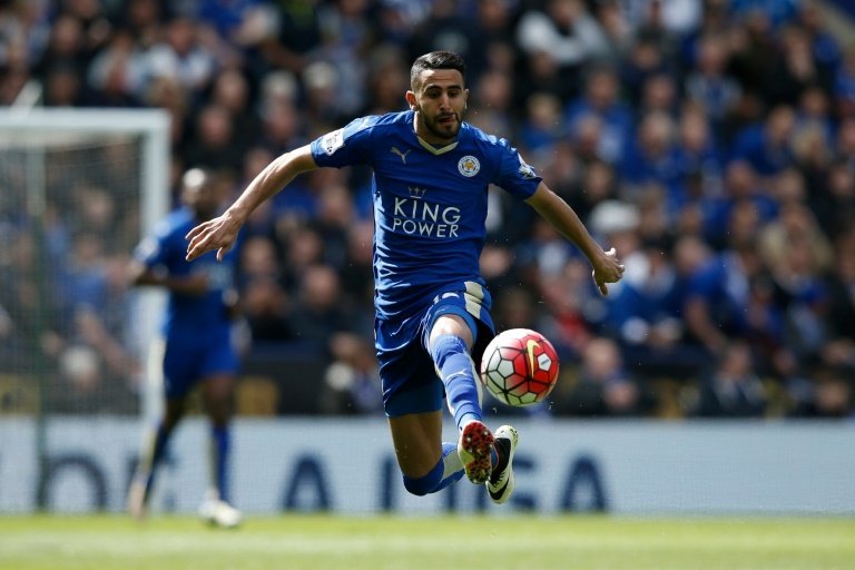 Le milieu de terrain offensif algérien de Leicester Riyad Mahrez lors d'un match contre West Ham.