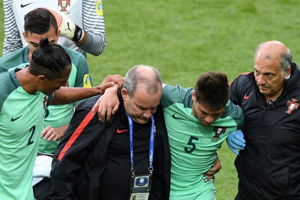Raphaël Guerreiro évacué après sa blessure contre la Russie en Coupe des Confédérations. AFP