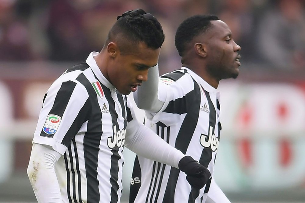 Le défenseur de la Juventus Alex Sandro (g) est congratulé par Kwadwo Asamoah après son but face au Torino, le 18 février 2018 à Turin