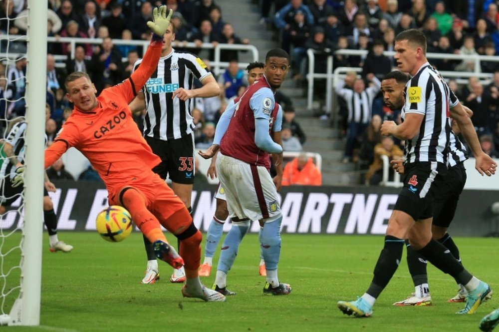 El Newcastle United goleó al Aston Villa sin Emery en el banquillo. AFP