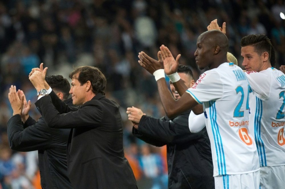 L'entraîneur de l'OM Rudi Garcia applaudit les supporters à la fin du match. AFP