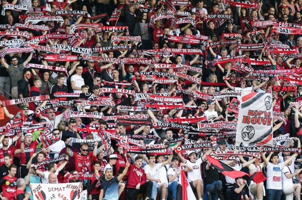 Le leader Lorient chute à Guingamp et manque l'occasion de s'envoler. AFP