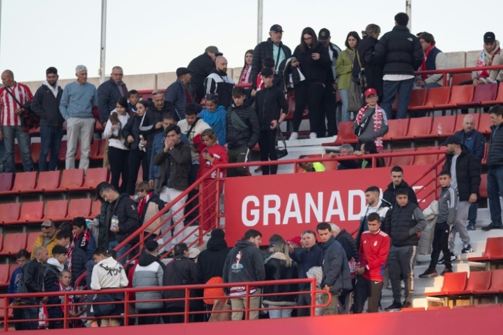 Le public quitte le stade après l'arrêt de la rencontre entre Grenade et l'Athletic Bilbao. AFP