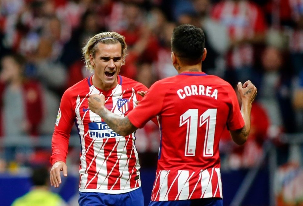 Angel Correa congratule Antoine Griezmann, auteur de l'unique but de l'Atlético face à Malaga. AFP