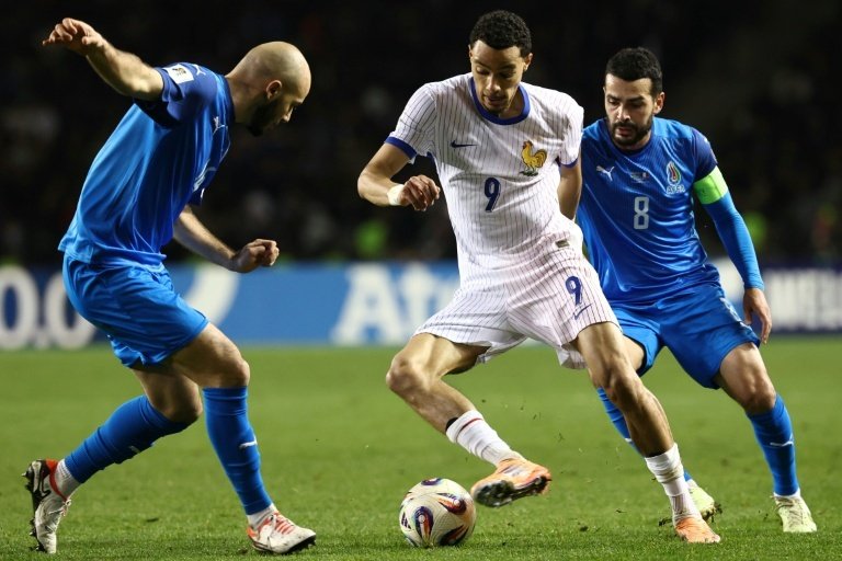 A seleção da França, com uma equipa de suplentes, venceu o Azerbaijão por 3-1 em Baku, no último jogo das qualificações para o Mundial 2026, mas o desempenho ficou aquém das expectativas.