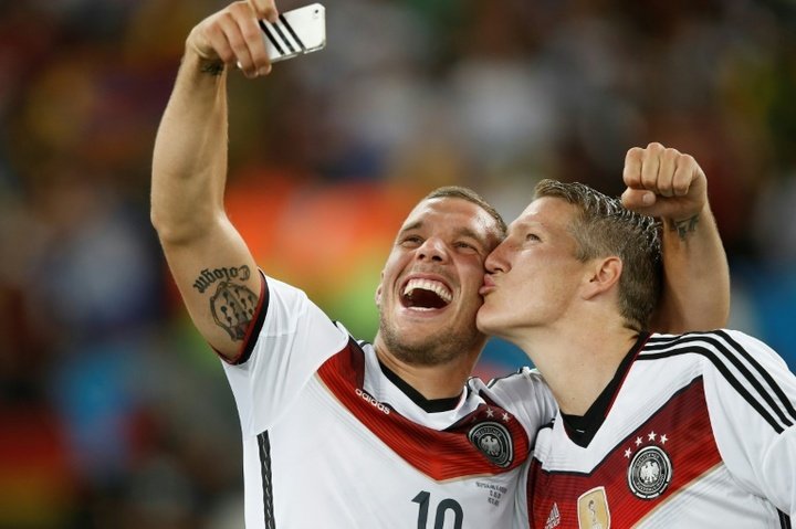 Podolski prometeu - e será jogador de hóquei na Alemanha
