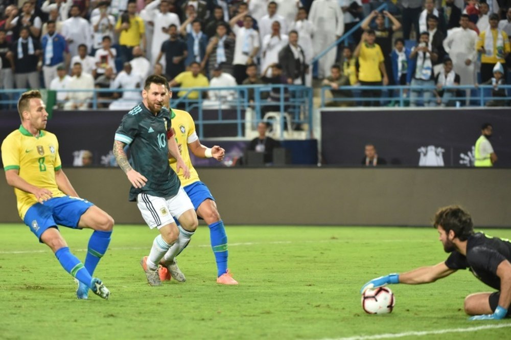 Tel Aviv vivirá el duelo entre Messi y Suárez. AFP