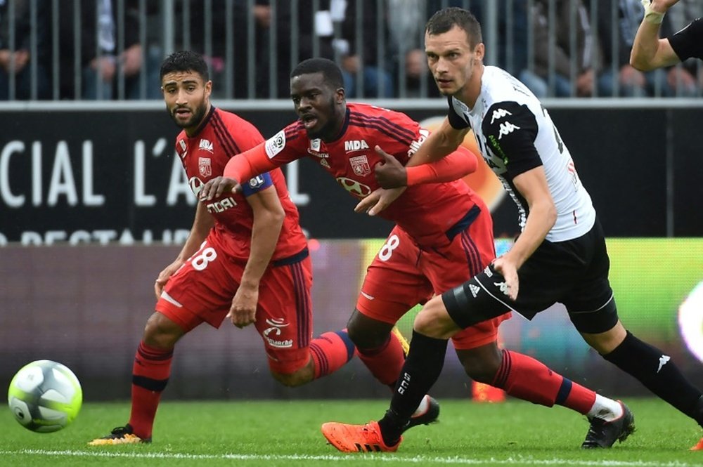 Tanguy Ndombélé, son capitaine Nabil Fekir et Lyon ont été freinés par le SCO Angers. AFP