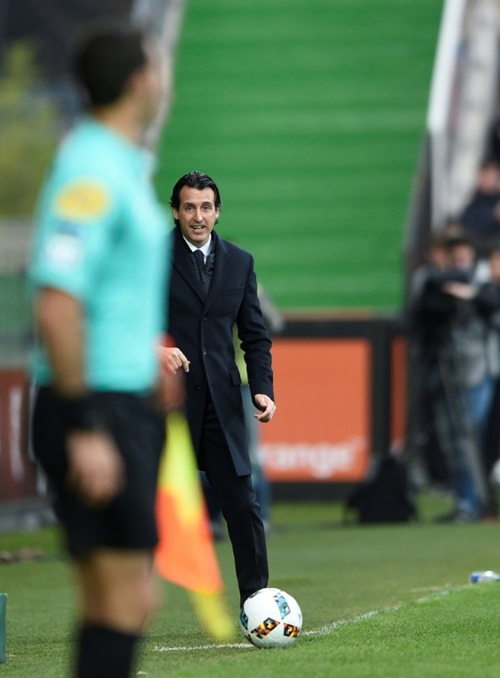 L'entraîneur du PSG Unai Emery observe le match face à Metz à Saint-Symphorien. AFP