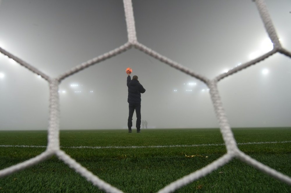 El estadio del Caen está impracticable por la niebla. AFP