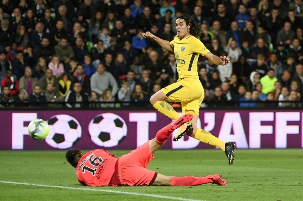 Edinson Cavani marcó dos tantos en la victoria del PSG. AFP