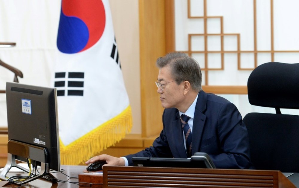 Le nouveau président sud-coréen Moon Jae-in dans son bureau à La Maison Bleue, le 12 mai 2017. AFP