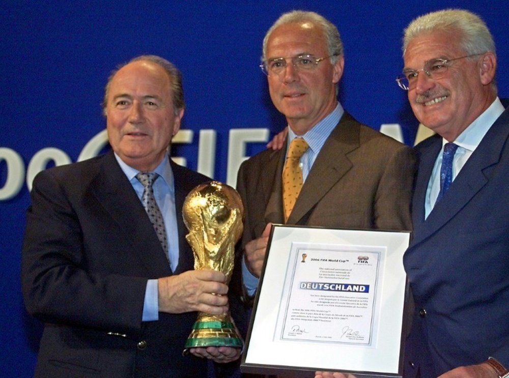 Franz Beckenbauer, Fedor Radmann et Blatter après l'attribution du Mondial-2006 à l'Allemangne. AFP