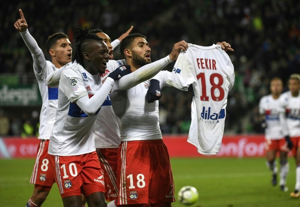 Le milieu de Lyon Nabil Fekir provoque les supporters de Saint-Etienne. AFP